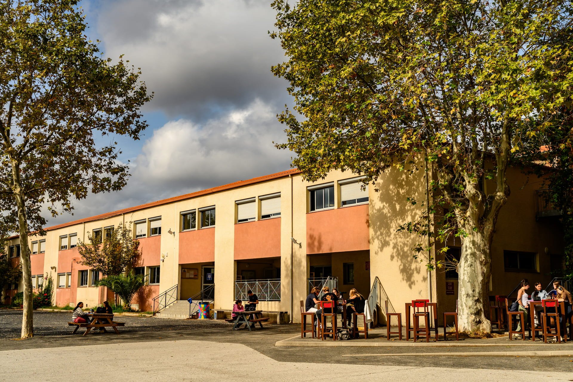 Enfants faisant la course dans une cour d'école